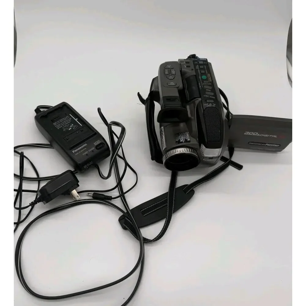 Panasonic PV-L780D VHS-C Camcorder 26x Optical 300x Digital Zoom *NO BATTERIE